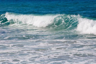 Gelen sörf dalgalar - blues ve yeşil ve beyaz köpük ile