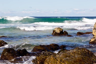 Sörf dalgalar üzerinde kayalık sahil şeridi - Blueys Beach, New South Wales, A
