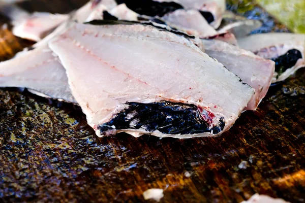 Preparing freshly caught fish - cleaning, butting & filleting — Stock Photo, Image