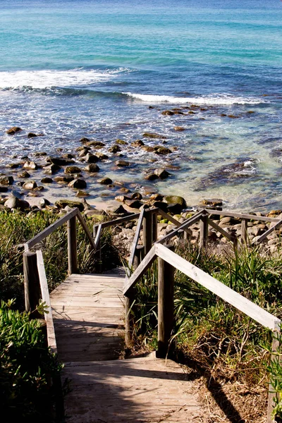 Escalier en bois menant à la plage de surf rocheuse - Boomerang Beach, New Sout — Photo