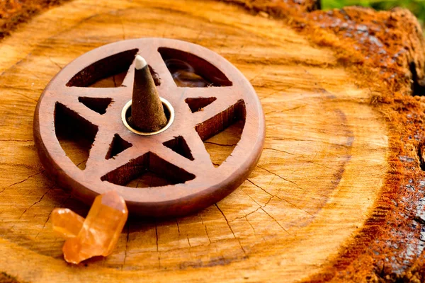 Spalania kadzidła stożek w drewniane Pentagram posiadacz kadzidła na natur — Zdjęcie stockowe