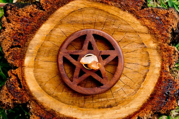 Cristallo di quarzo al centro del pentacolo di legno pentagramma sul taglio t — Foto Stock