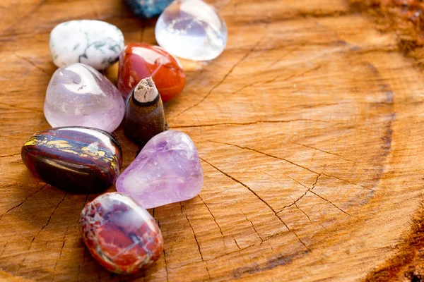 Cono de incienso ardiente con piedras de cristal en cruz sectio —  Fotos de Stock