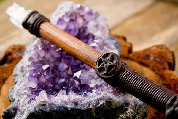 Rengöring och laddar wiccan wand, med pentagram - pentacle sy — Stockfoto