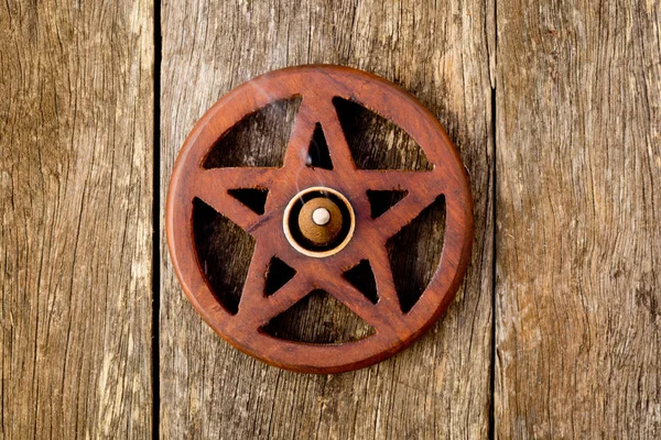 Ahşap wiccan pentagram tütsü yakma - ahşap backgro üzerinde