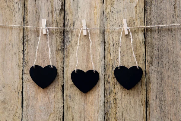 Drie hart vorm schoolborden opknoping op wasknijper op string ag — Stockfoto