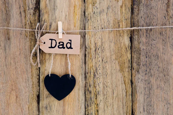 Dia do pai - Papai no rótulo de papel caseiro pendurado com sh coração — Fotografia de Stock