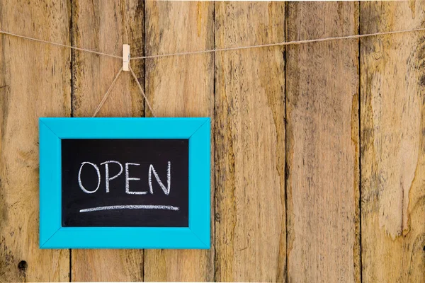 Open - handgeschreven met krijt op frame schoolbord teken opknoping ag — Stockfoto