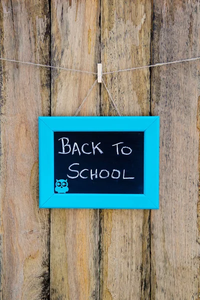 De volta à escola mão escrita em giz no quadro negro com fra azul — Fotografia de Stock