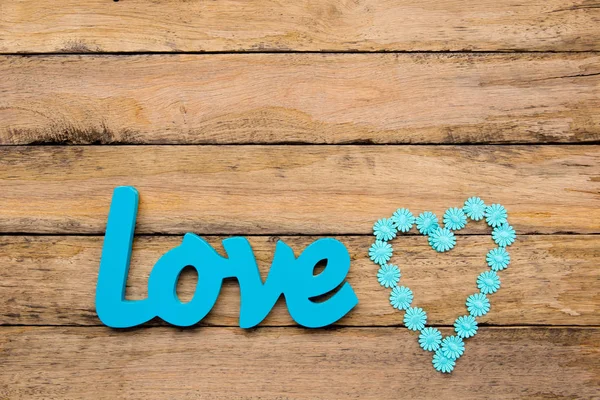 Liefde - blauw turquoise houten woord met hart vorm daisy lint — Stockfoto