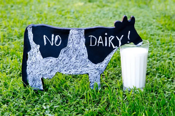 Tebeşir yazı tahtası inek bardak yanındaki üzerinde el yazısı süt — Stok fotoğraf
