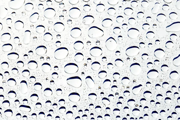 Fondo abstracto - de gotas de agua en espejo reflectante sur — Foto de Stock