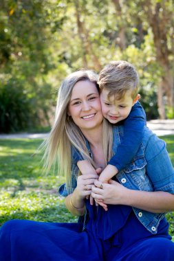 Anne ve genç oğlu birlikte zaman paylaşımı eğleniyor güzel 