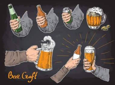 Holding ve bira gözlük kupa şişesiyle tungur eller