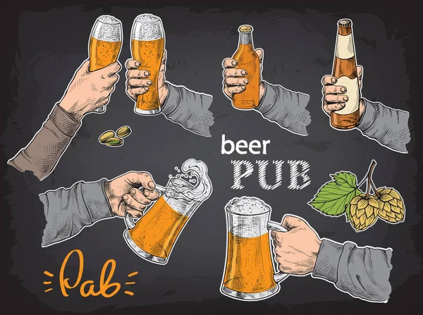 Les mains tenant et cliquetant avec des verres à bière tasse . — Image vectorielle