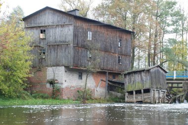Eski su değirmeni Nehri üzerinde