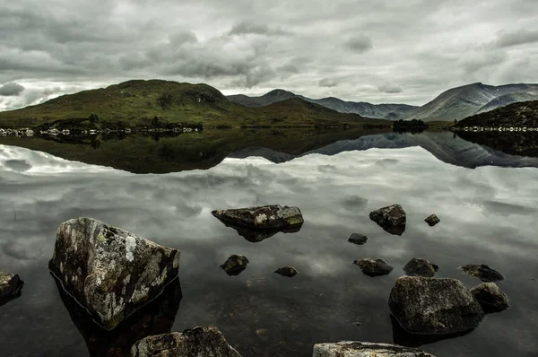 Visa av Glencoe highland och lugna sjön — Stockfoto
