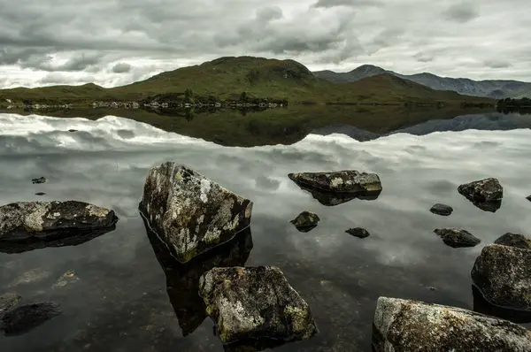 Pohled na Glencoe highland a klidné jezero — Stock fotografie