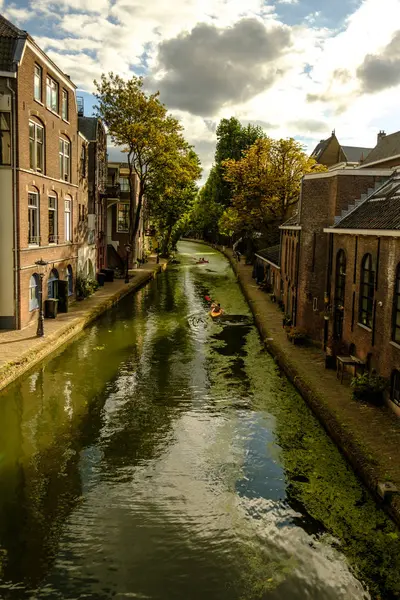 Mensen kanoën door de stad kanaal — Stockfoto