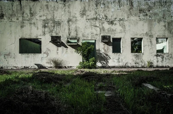 Edificio viejo abandonado — Foto de Stock
