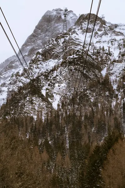 Picos de montaña cubiertos de nieve ligera — Foto de Stock