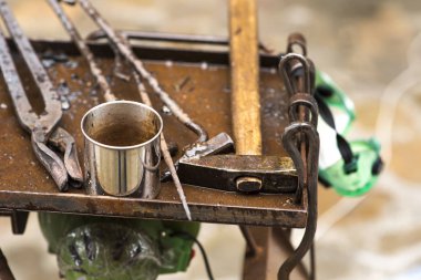 Bir dövme tekniği kullanan şekil için metal bir parça kadar ısıtmak için bir meşale kullanarak bir metal fabricator üzerinde yüz yıl önce geliştirilen.