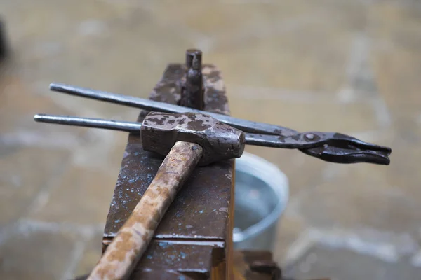 Een metalen constructeur met behulp van een zaklamp om omhoog te verwarmen een stuk metaal om het gebruik te maken van een smeden techniek ontwikkelde meer dan honderd jaar geleden. — Stockfoto