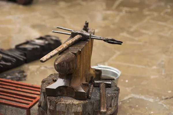 Ein Metallverarbeiter, der ein Metallstück mit einer Fackel erhitzt, um es mit einer vor über hundert Jahren entwickelten Schmiedetechnik zu formen. — Stockfoto