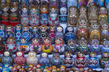 Marketteki güzel renkli tahta bebekler matryoshka. Matrioshka bebekleri Rusya 'nın kültürel sembolüdür.