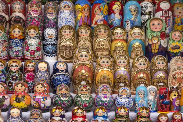 Krásné barevné dřevěné panenky matryoška na trhu. Matryoška panenky je lidový kulturní symbol Ruska — Stock fotografie