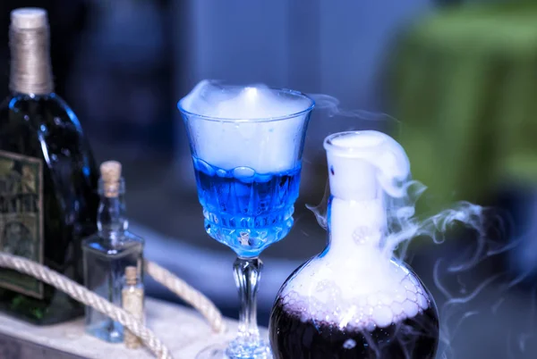 Cadılar demlemek, mana stok yenileme içeren mavi duman şişe