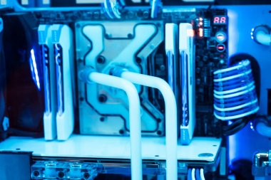 Bir yüksek performanslı bilgisayar içinde. Bilgisayar devre ve Cpu soğutma fanları tarafından bir sunucu sınıfı bilgisayar içinde dahili LED ışıklı.