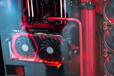 Bir yüksek performanslı bilgisayar içinde. Bilgisayar devre ve Cpu soğutma fanları tarafından bir sunucu sınıfı bilgisayar içinde dahili LED ışıklı.