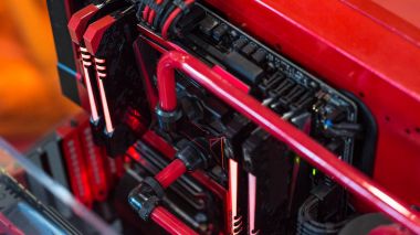 Bir yüksek performanslı bilgisayar içinde. Bilgisayar devre ve Cpu soğutma fanları tarafından bir sunucu sınıfı bilgisayar içinde dahili LED ışıklı.