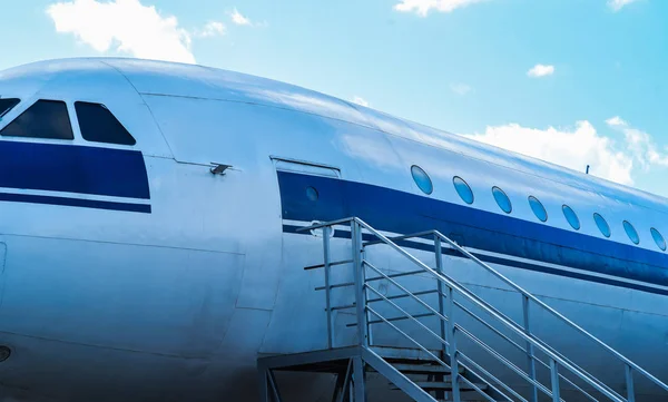 Pilótafülke zár-megjelöl-ból fehér kék sugárhajtású repülőgép — Stock Fotó
