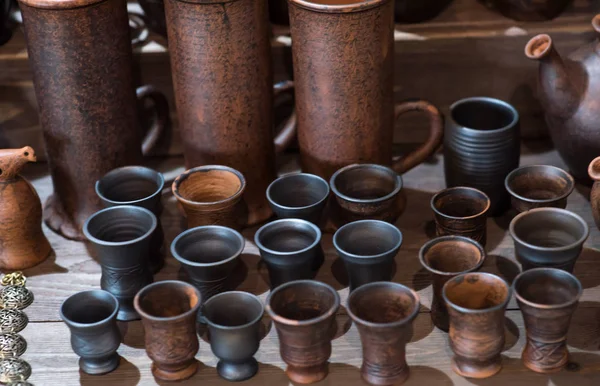 Tonkeramik Keramik Produkte trocknen im Regal in der Werkstatt — Stockfoto