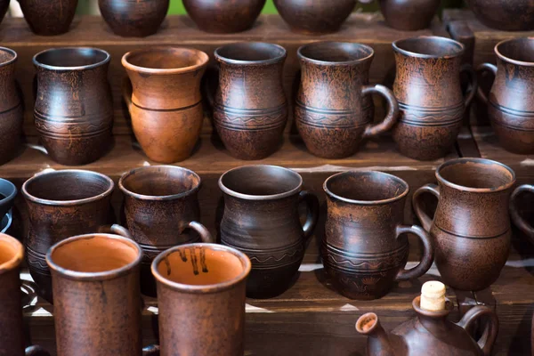 Tonkeramik Keramik Produkte trocknen im Regal in der Werkstatt — Stockfoto