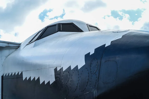Нос и кабина старого самолета с голубым небом в России — стоковое фото
