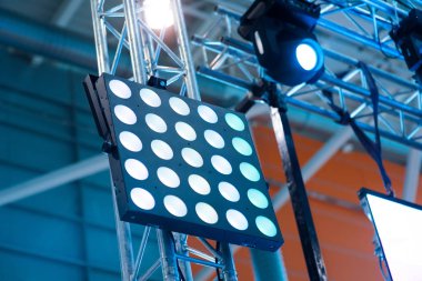 Işık kulesi bir stadyumda nightime sırasında yaktı..