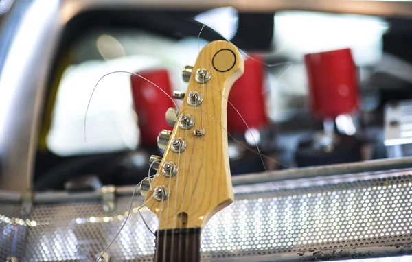 Kopfplatte der sechssaitigen klassischen E-Gitarre auf unscharfem Hintergrund — Stockfoto
