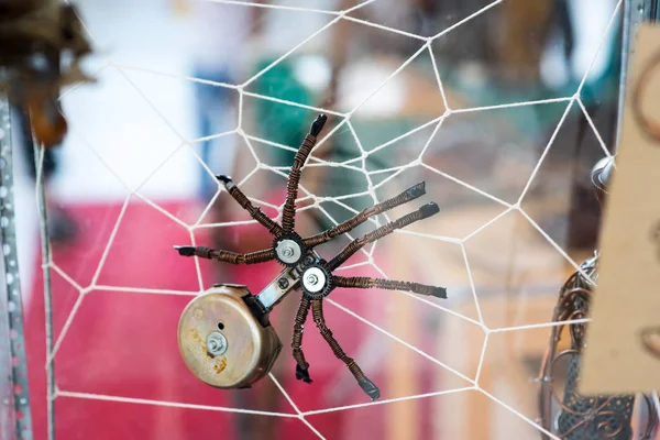 Steampunk örümcek. Krom ve bronz parçaları. Örümcek ağı