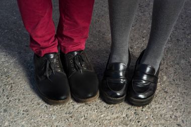 Boots tarafından anlatılan hikaye seviyorum. İnsan ayakları kapatın. Erkek ve kadın elegand ayakkabı. Siyah ayakkabı kız. Adam siyah ayakkabı ve deri. Bayan ve baylar kaç yaz içinde. Bacaklar yakın çekim.