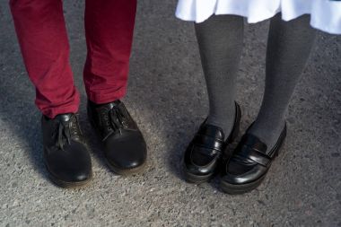 Boots tarafından anlatılan hikaye seviyorum. İnsan ayakları kapatın. Erkek ve kadın elegand ayakkabı. Siyah ayakkabı kız. Adam siyah ayakkabı ve deri. Bayan ve baylar kaç yaz içinde. Bacaklar yakın çekim.