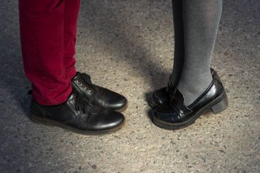 Boots tarafından anlatılan hikaye seviyorum. İnsan ayakları kapatın. Erkek ve kadın elegand ayakkabı. Siyah ayakkabı kız. Adam siyah ayakkabı ve deri. Bayan ve baylar kaç yaz içinde. Bacaklar yakın çekim.