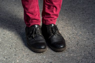 Genç Moda Mans bacaklar bordo kot pantolon ve siyah şık ayakkabılar katta, kopya alanı.