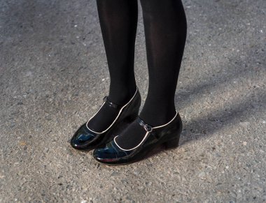 Güzel genç kadın bacaklar asfalt üzerinde siyah şık Ayakkabı