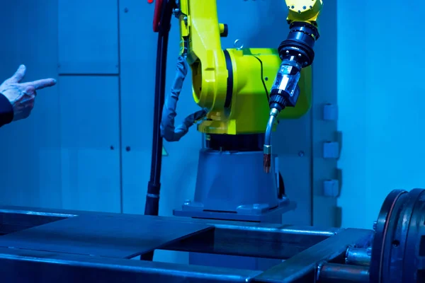 Artırılmış gerçeklik sanayi konsepti için. Robotik ve otomasyon sistem denetim uygulamasında robot kol akıllı üretim arka planda otomatikleştirmek.