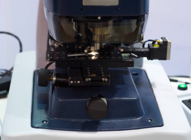 Metal işleten CNC değirmen makinesi. Metal modern işleme teknolojisi kesiliyor.