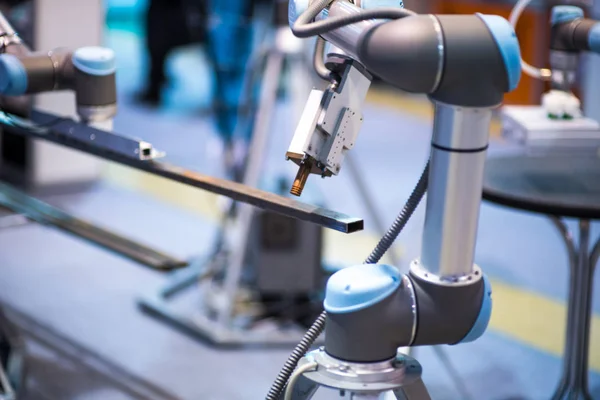 Brazo robótico automático para operaciones de soldadura de metal — Foto de Stock