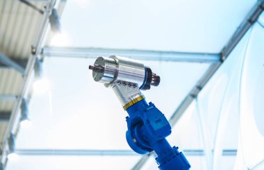 Artırılmış gerçeklik sanayi konsepti için. Robotik ve otomasyon sistem denetim uygulamasında robot kol akıllı üretim arka planda otomatikleştirmek.